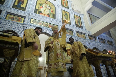Митрополит Кирилл и епископ Алексий совершили Божественную литургию в мужском монастыре во имя святых Царственных страстотерпцев