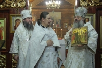 Митрополит Кирилл и епископ Евгений совершили Божественную литургию в Покровском храме поселка Сарана